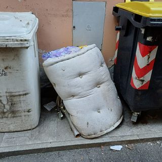 Ancora rifiuti ingombranti abbandonati in pieno centro a Domo