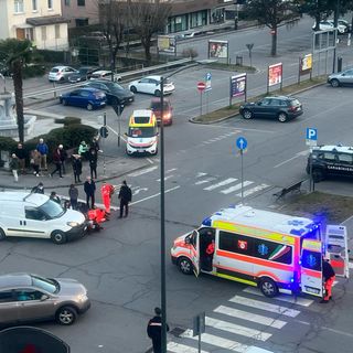 Scontro tra un furgone e uno scooter di fronte all'ospedale