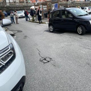 Automobilisti bloccati dentro il parcheggio della stazione