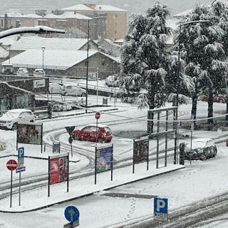 Domo si sveglia sotto una fitta nevicata