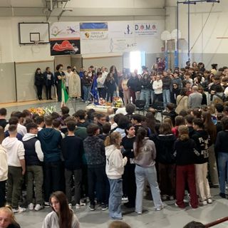 Morte del professor Ragozza, la camera ardente allestita nella palestra del 'suo' liceo FOTO e VIDEO