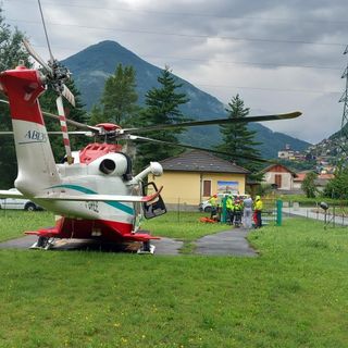 L''elicottero del 118 alla piazzola di Villa prima del sorvolo dell'area dove si trova il turista tedesco ferito