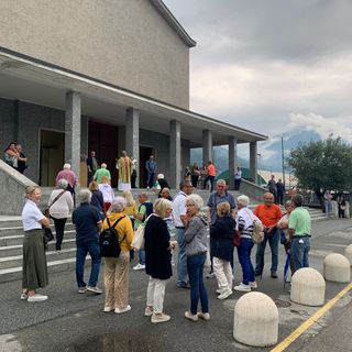Alla Cappuccina la 'protesta' silenziosa dei fedeli fuori dalla chiesa  FOTO e VIDEO