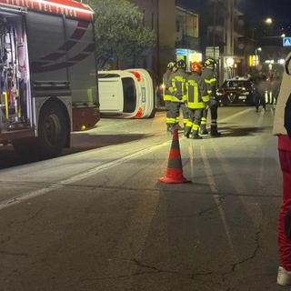 Auto si ribalta in via Sempione