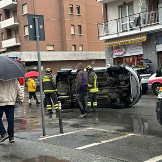 Va a sbattere contro due auto parcheggiate e si ribalta FOTO
