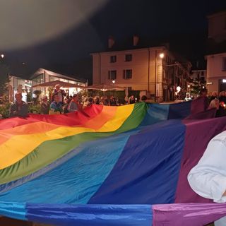 Domodossola, in centinaia alla fiaccolata per la pace: “Fermiamo la corsa al riarmo” FOTO e VIDEO