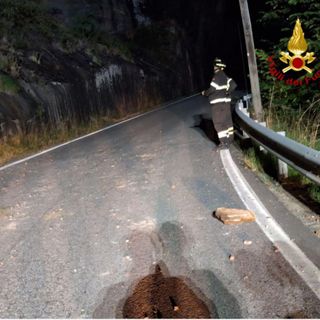 Frana nella notte sulla Statale 659 a Crodo: auto colpita dai detriti