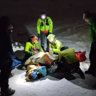 Scivola sul ghiaccio all'Alpe Devero, soccorsa nella notte escursionista di Tradate