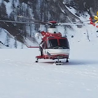 Escursionisti in difficoltà sulla neve, intervento dei Vigili del fuoco con l'elicottero VIDEO