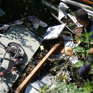 Abbandonano rifiuti in una scarpata, sanzionati due vigezzini