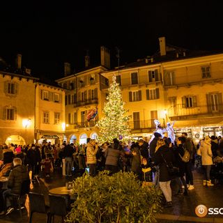 A Domo primo week end natalizio con l'accesnione dell'albero FOTO e VIDEO