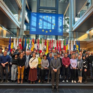Una delegazione di alpini, bersaglieri e associazioni del Vco in visita al Parlamento Europeo