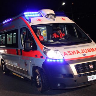 Scontro tra una moto e un'auto a Crevola, grave il motociclista