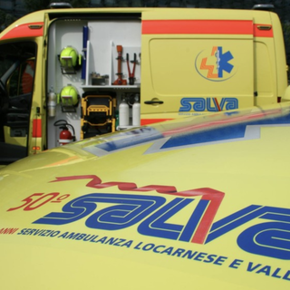 Auto si scontra con un camion e finisce nella scarpata: giovane di 24 anni grave in Canton Ticino