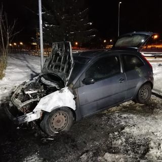 Auto distrutta dalle fiamme nella notte a Santa Maria Maggiore