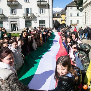I bambini delle Milani cantano l'inno di Mameli per celebrare la giornata dell'unità nazionale FOTO E VIDEO