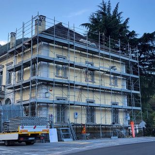 Lavori in corso a Beura, si rifà la facciata del Comune