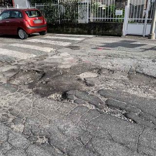 Buche nelle strade, segnalazioni dai residenti di via Ravenna a Domo  FOTO