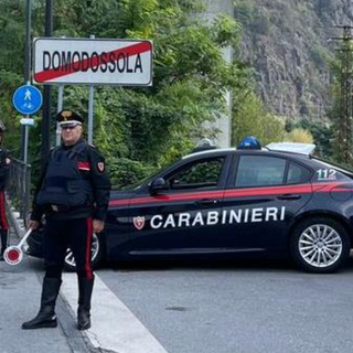 Si riprendono con lo smartphone mentre incendiano un capannone, denunciati due giovani