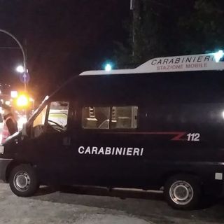 Autista di un autoarticolato distrugge le barriere di una stazione di servizio