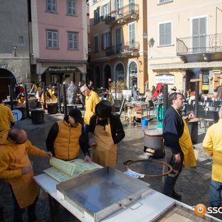 Tanta gente in piazza per la domenica di carnevale FOTO