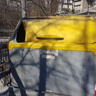 Cenere e brace gettate nel cassonetto, principio di incendio a Toceno