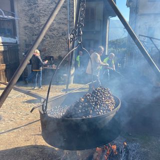 Domenica castagnata e ‘Dolcetto scherzetto’ per le vie di Rumianca