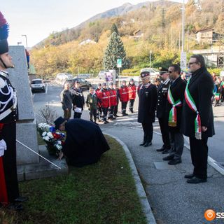 La cerimonia davanti al monumento dei Caduti di Nassiriya