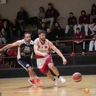 La Cestistica festeggia la vittoria contro Casale