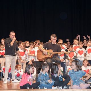 Il Cantante della Solidarietà e le 'Milani' donano 1500 euro a Ossola amica di Ugi