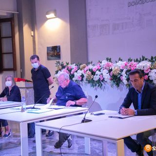 Il consiglio comunale difende il punto nascite e il nuovo ospedale a Domo. VIDEO