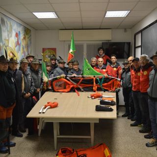 Gli alpini donano una barella alla stazione del Soccorso Alpino di Villa