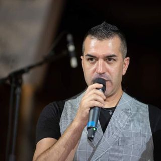Dal Cantante della Solidarietà 10 carrozzine per i bambini malati di tumore