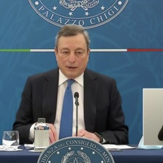 Il consiglio dei ministri introduce l'obbligo vaccinale per gli over 50 e green pass per i servizi alla persona