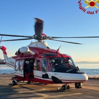 Frana sul Monte Rosa, l'elicottero dei vigili del fuoco in volo per monitorare nuovi distacchi di materiale