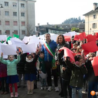 Gli alunni delle Milani intonano l'Inno di Mameli sotto il Municipio FOTO E VIDEO