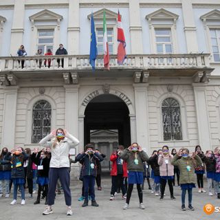Alunni di elementari e medie domesi davanti al municipio per il flash mob contro la guerra FOTO E VIDEO