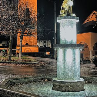 Il Comune non ha soldi, un cittadino ripara la fontana