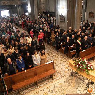 Una grande folla per l'ultimo commosso saluto a Pierantonio Ragozza