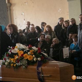 Tanta gente in piazza Mercato per l'ultimo saluto a Vic Vergeat