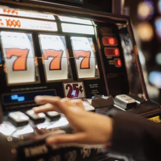 M5S contro la legge regionale sulle slot machine: banchetti per la raccolta firme