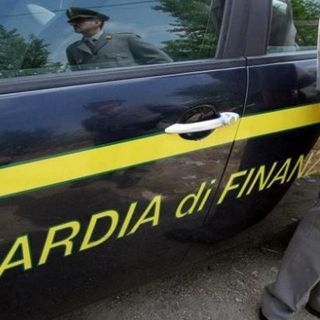 I furbetti del capo elegante: una nota catena di abbigliamento aveva 237 finti apprendisti e non pagava straordinari. Super multa