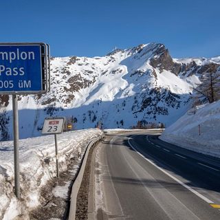 Giro d'Italia, chiuso per alcune ore il Passo del Sempione