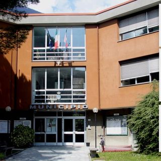 Il municipio di Villadossola e nei riquadri Sebastiano Mandica, Francesco Squizzi e Stefano Cittadino
