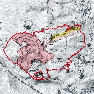 Nella mappa (fornita dal Comitato) in rosa l'attuale superficie di cava mentre la linea in rosso delinea invece i futuri confini del sito estrattivo; nel riquadro Alessandro Cortella
