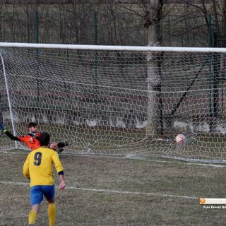 Nella foto: il rigore del pari trasformato da Tabaa per la Crevolese