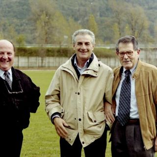 In una foto di tanti anni fa Alceste De Giuli (a destra) con l'allora presidente Piero Pangallo e con Angelo Pereni, ex giocatore del Villa
