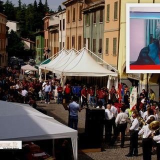 Uno scorcio della piazza di Mercato Saraceno, era maggio 2010. Nel riquadro il sindaco Morena Rossi