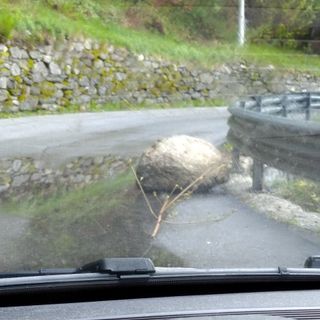 Masso sulla strada per Anzino