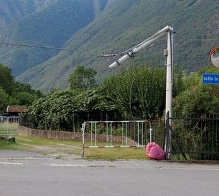Sono quasi passati 6 mesi e il palo è ancora lì, pericolante